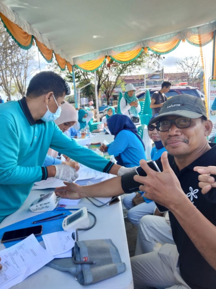 Suasana Tenaga Kesehatan (Nakes) memeriksa kesehatan salah satu warga